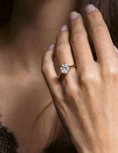 Load image into Gallery viewer, Classic Solitaire Engagement Ring